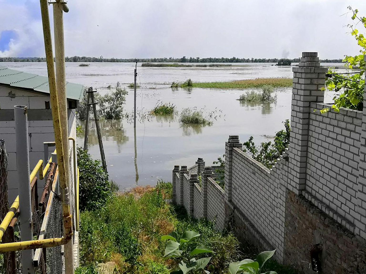 Üleujutatud ala Hersoni oblastis eile, kui Kahhovka veehoidlast voolas plahvatuse järel välja tohutu kogus vett. 