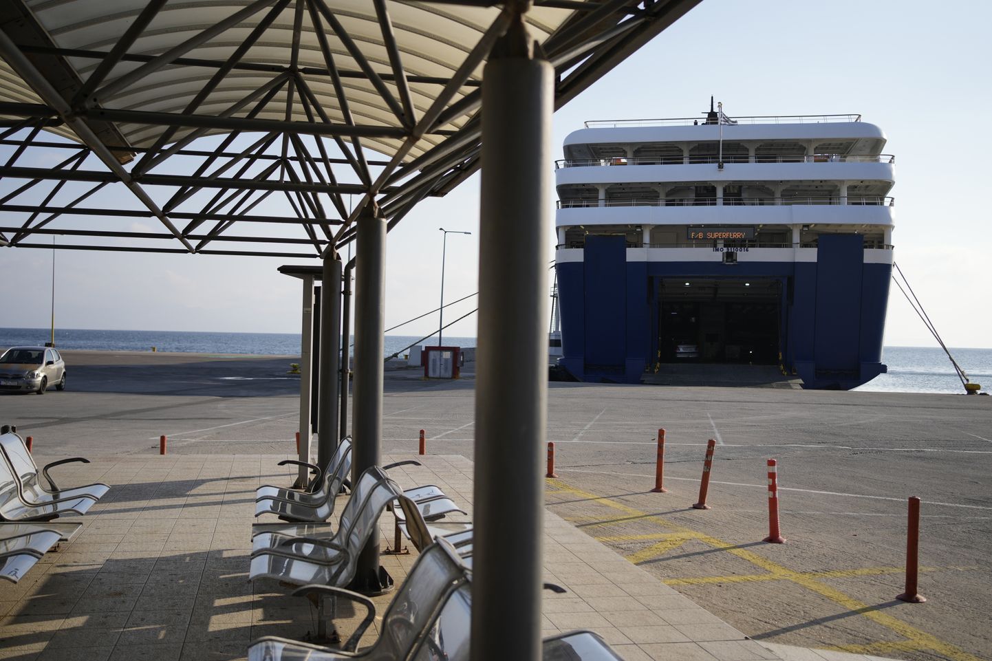 Tühi Kreeka reisilaev seismas streigi tõttu sadamas.