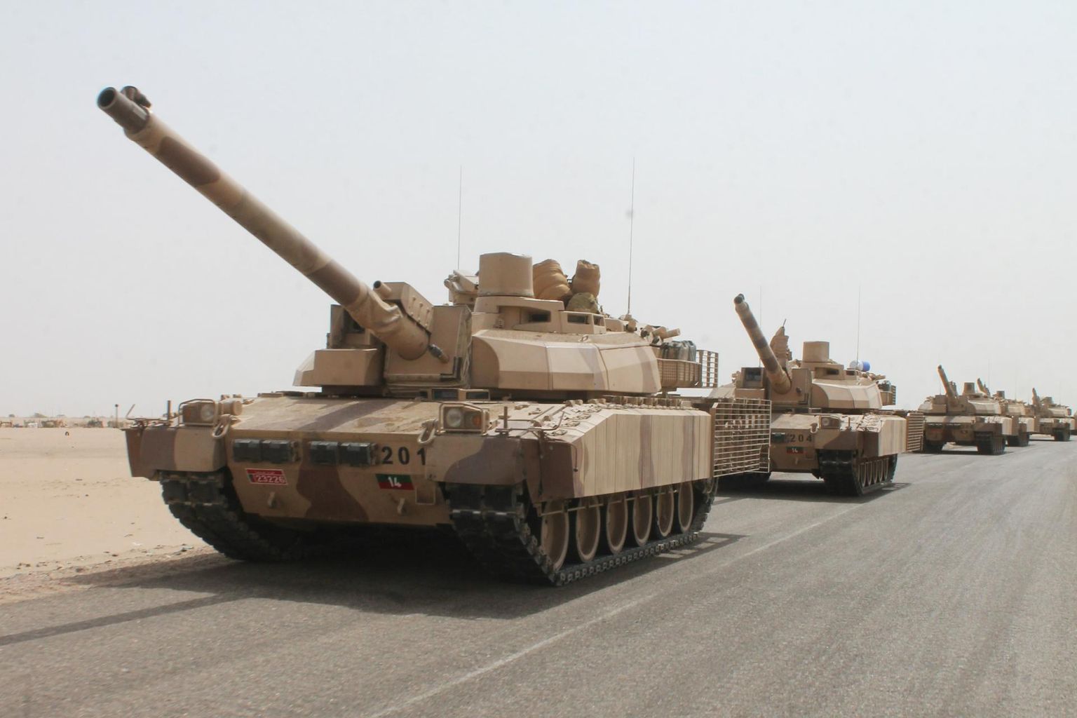 Prantsuse tanki Leclerc iseärasuseks on automaatne laadimissüsteem. Ka Prantsusmaa võib oma tanke Leclerc saata Ukrainale, peaminister Élisabeth Borne on teatanud parlamendi ees, et seda võimalust analüüsitakse. Pildil olevad tankid osalesid Jeemeni kodusõjas. 