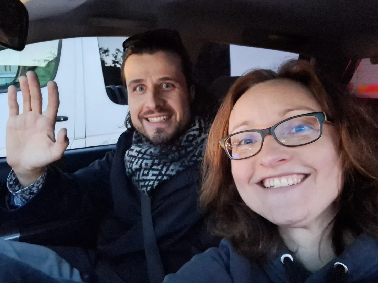 Andrejs Osokins un nodibinājuma "Osokinu fonds" pārstāve Daiga Bināne izbraukšanas brīdī uz Ukrainu kopā ar biedrības "Bruņotava" organizēto konvoju.