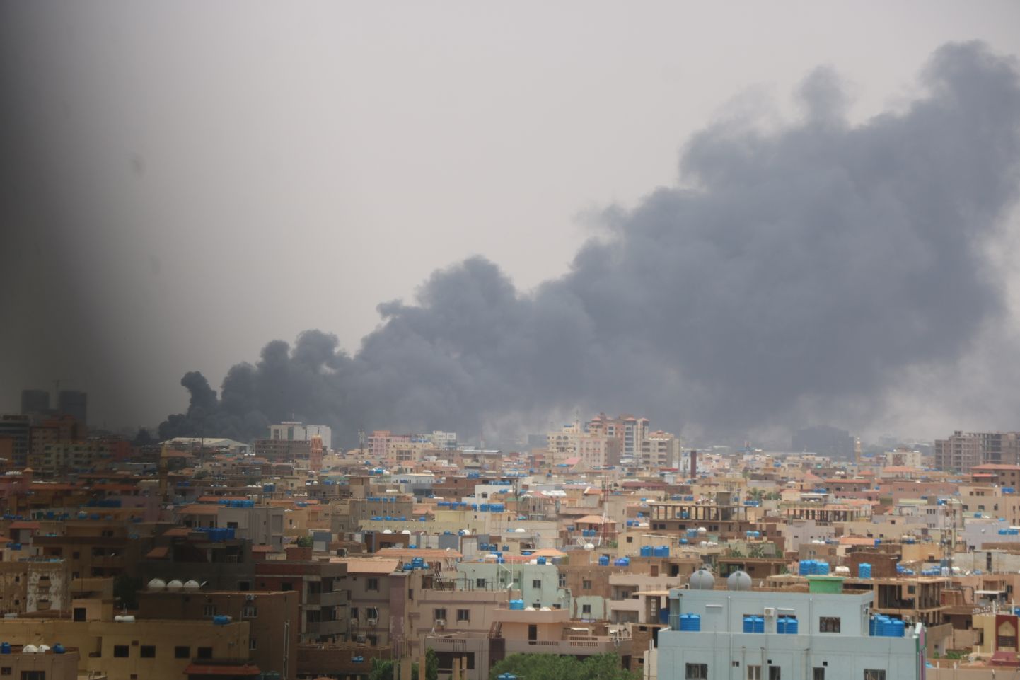 Sudaani pealinn Hartum augusti lõpus, kui sõjaväe korraldatud droonirünnaku järel kerkib poolsõjaväelise Kiirtoetusjõudude positsiooni juurest ohtralt paksu suitsu.