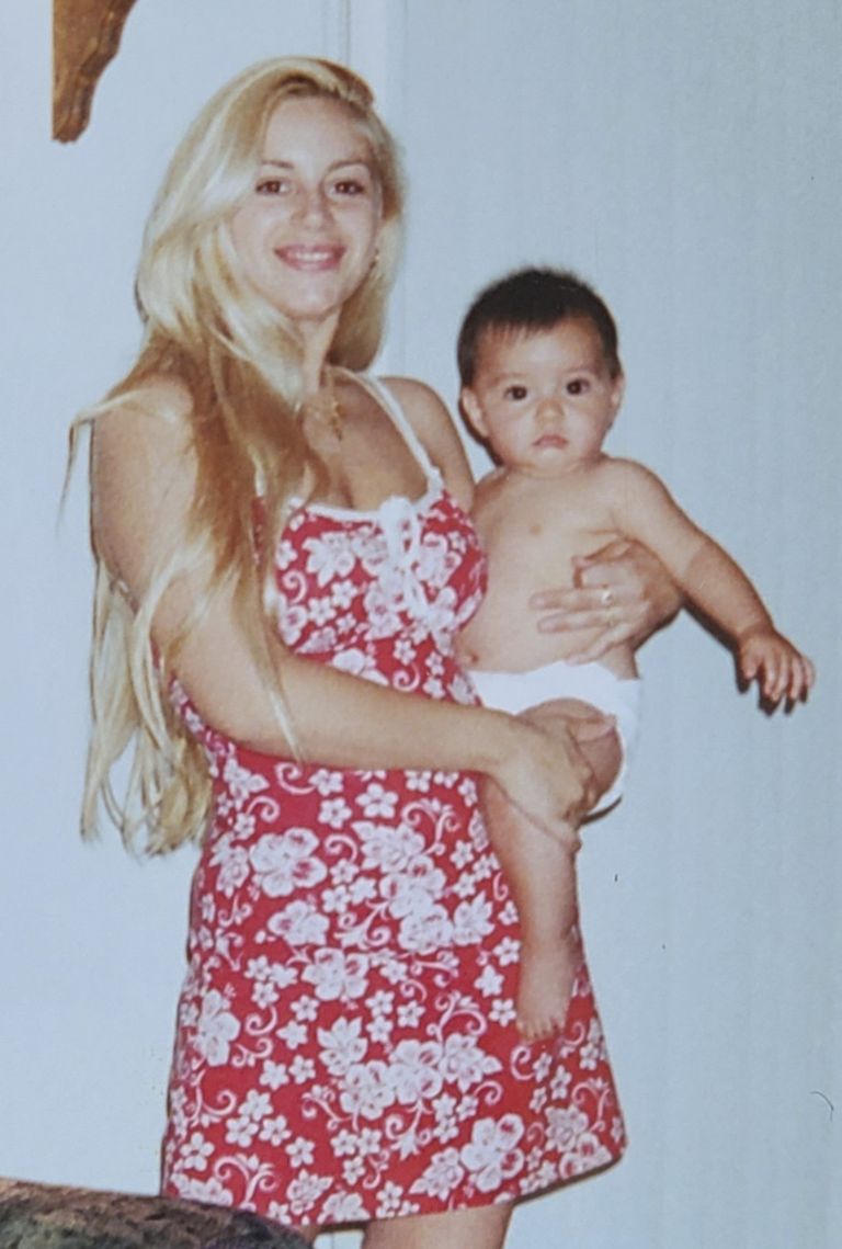 Marcela Iglesias koos oma pojaga aastaid tagasi.