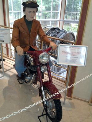 Фигура на мотоцикле, похожая на Вячеслава Богуслаева. Подобная скульптура находится в музее Вячеслава Богуслаева в Запорожье.
