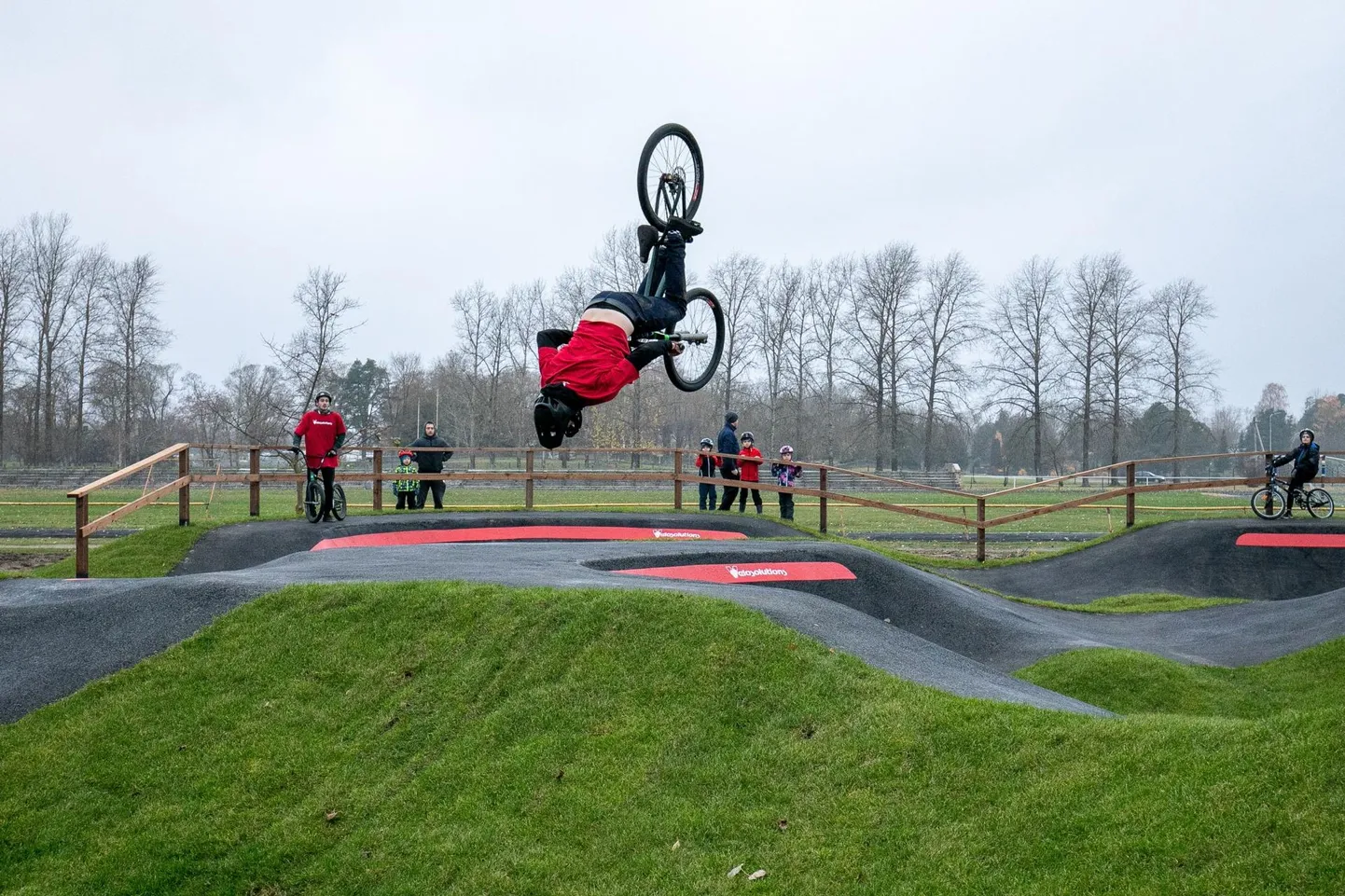 Täna avati Kunda spordikeskuse kõrval uudne ekstreemspordirajatis pump track.