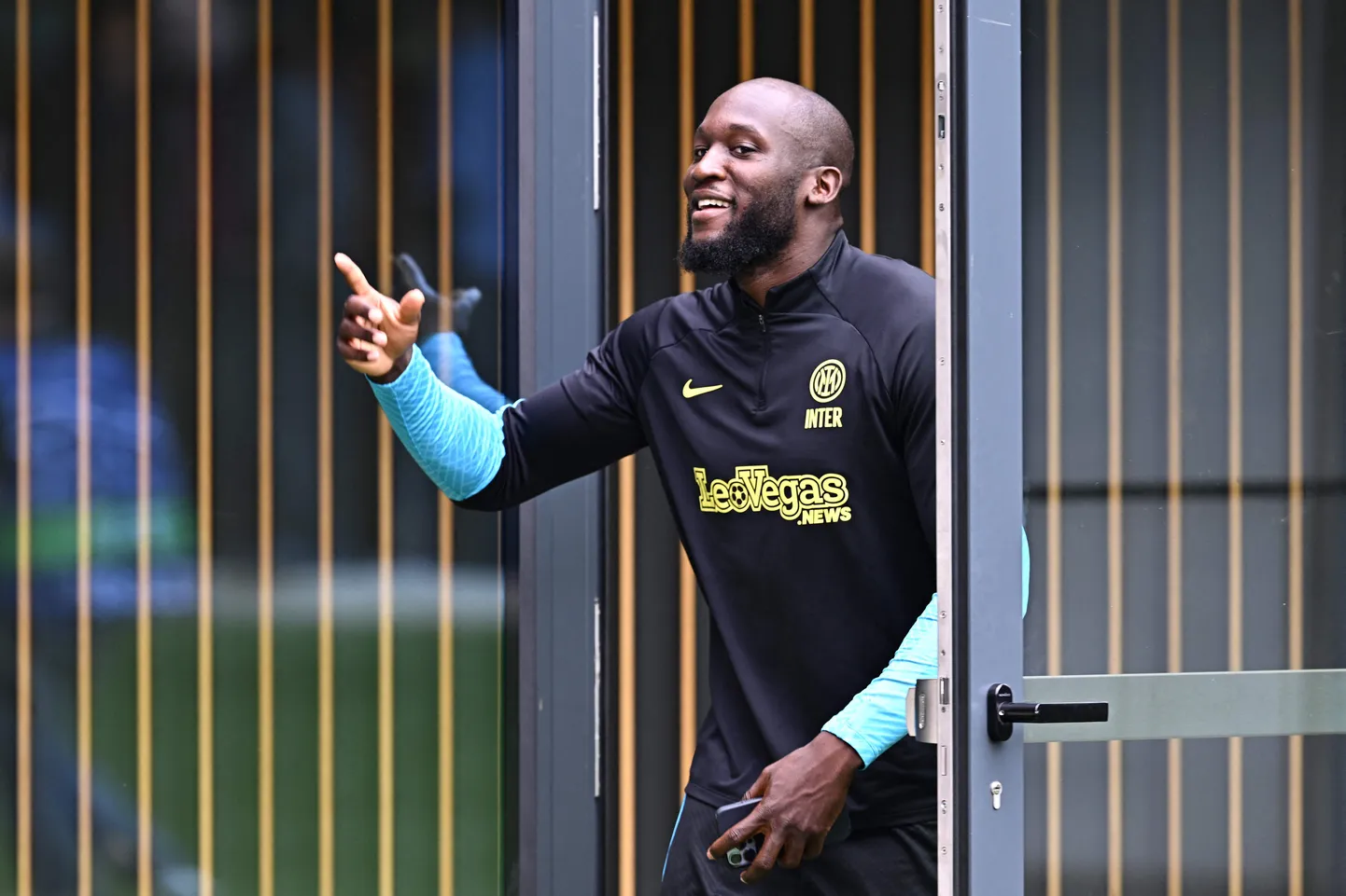 Itaalia Milano Interi ründaja Romelu Lukaku žestikuleerimas 5. juunil 2023 Appiano Gentiles klubi treeningpaigas kohtumisel pressiga