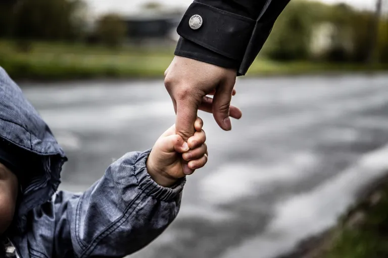 В Эстонии более 9000 должников по алиментам, что вдвое усложняет задачу родителя, воспитывающего совместного ребенка. В итоге страдают дети.