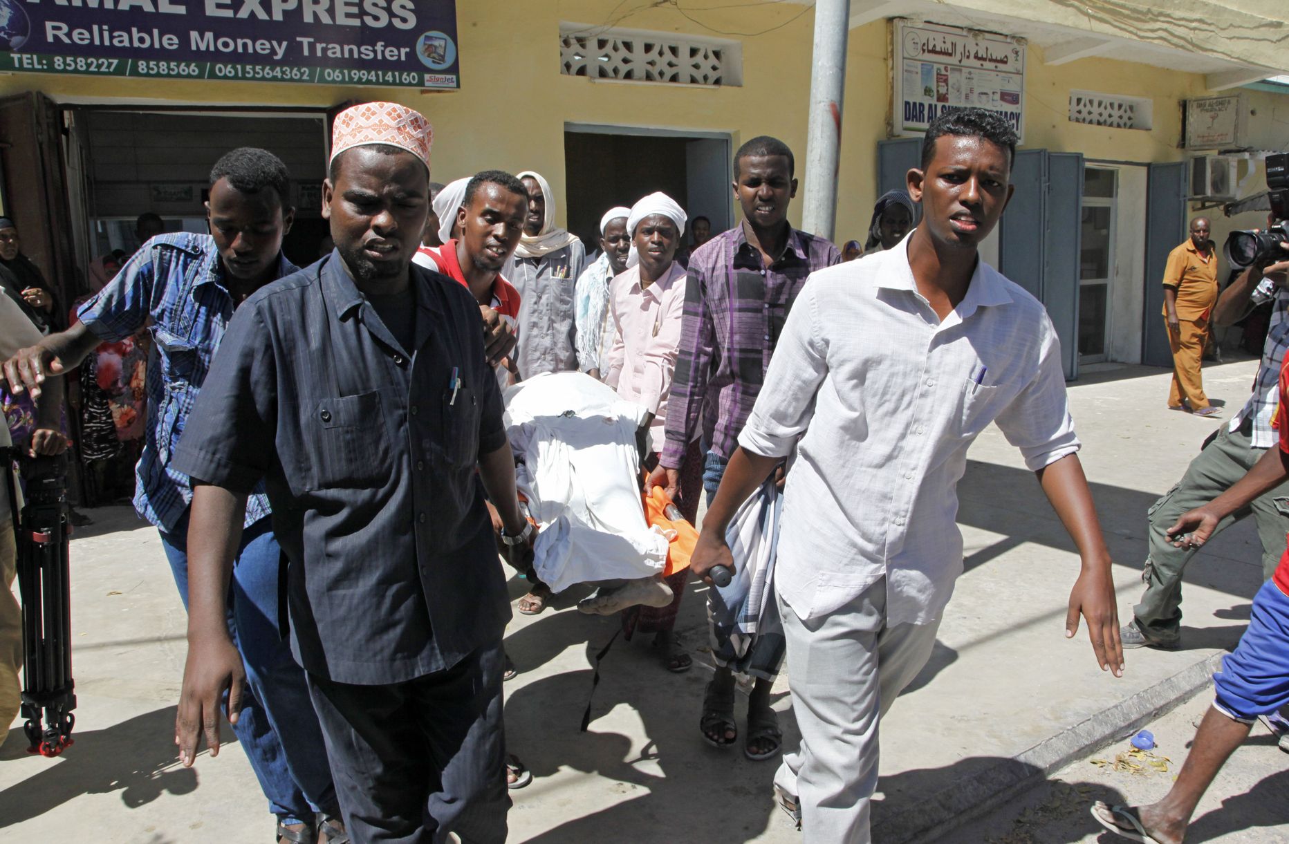 Террористы напали на отель в столице Сомали.