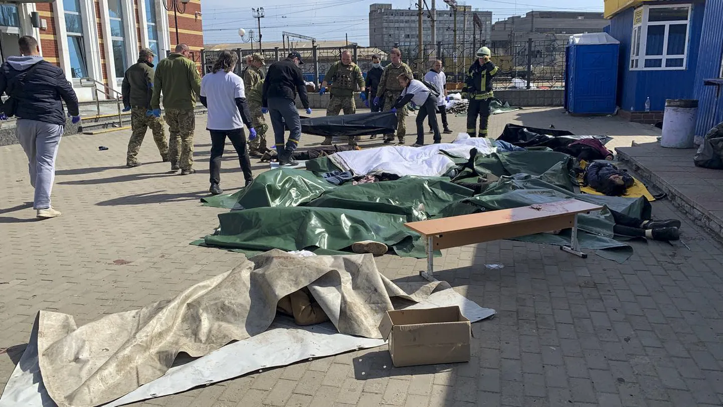 Последствия обстрела железнодорожного вокзала в Краматорске.