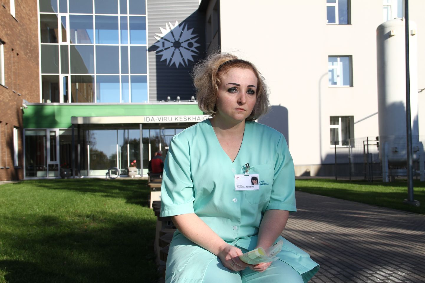 Фотография сделана на фоне Ида-Вируской центральной больницы, которая, однако, не имеет отношения к этой истории. На снимке - вдова Екатерина.