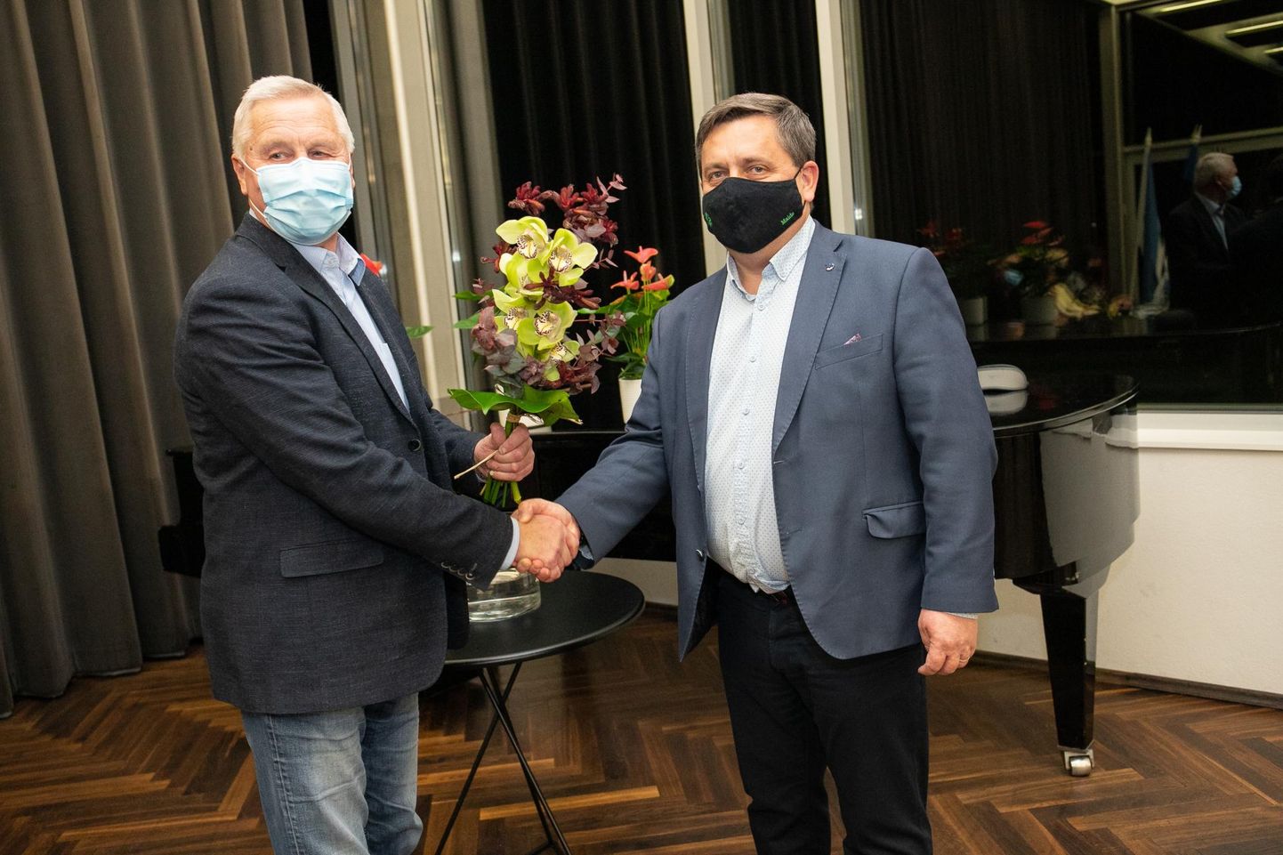 Rakvere vallavolikogu esimees Peep Vassiljev (vasakul) ja taas ametisse valitud vallavanem Maido Nõlvak.