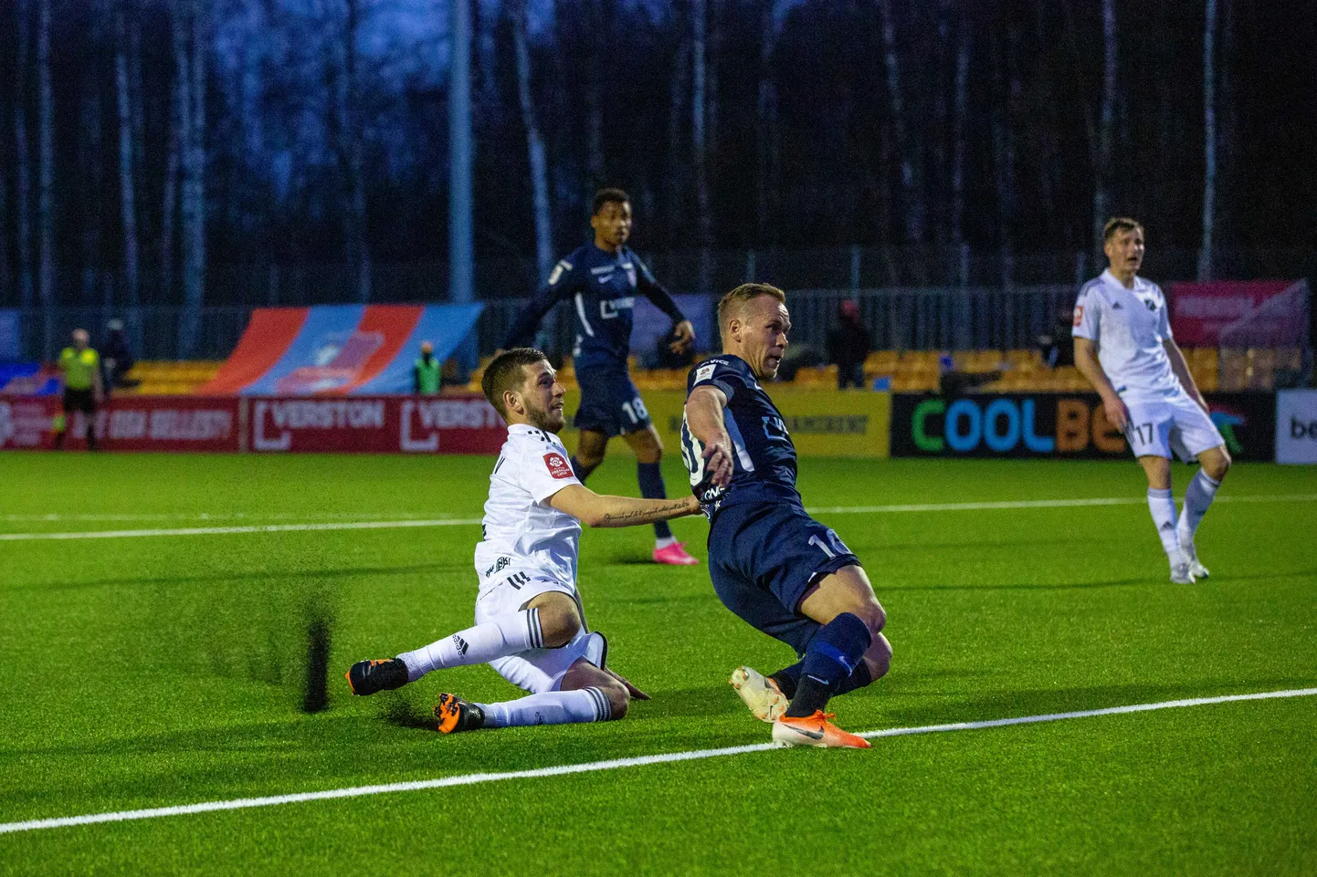 Paide Linnameeskonna ja Nõmme Kalju mängijad.