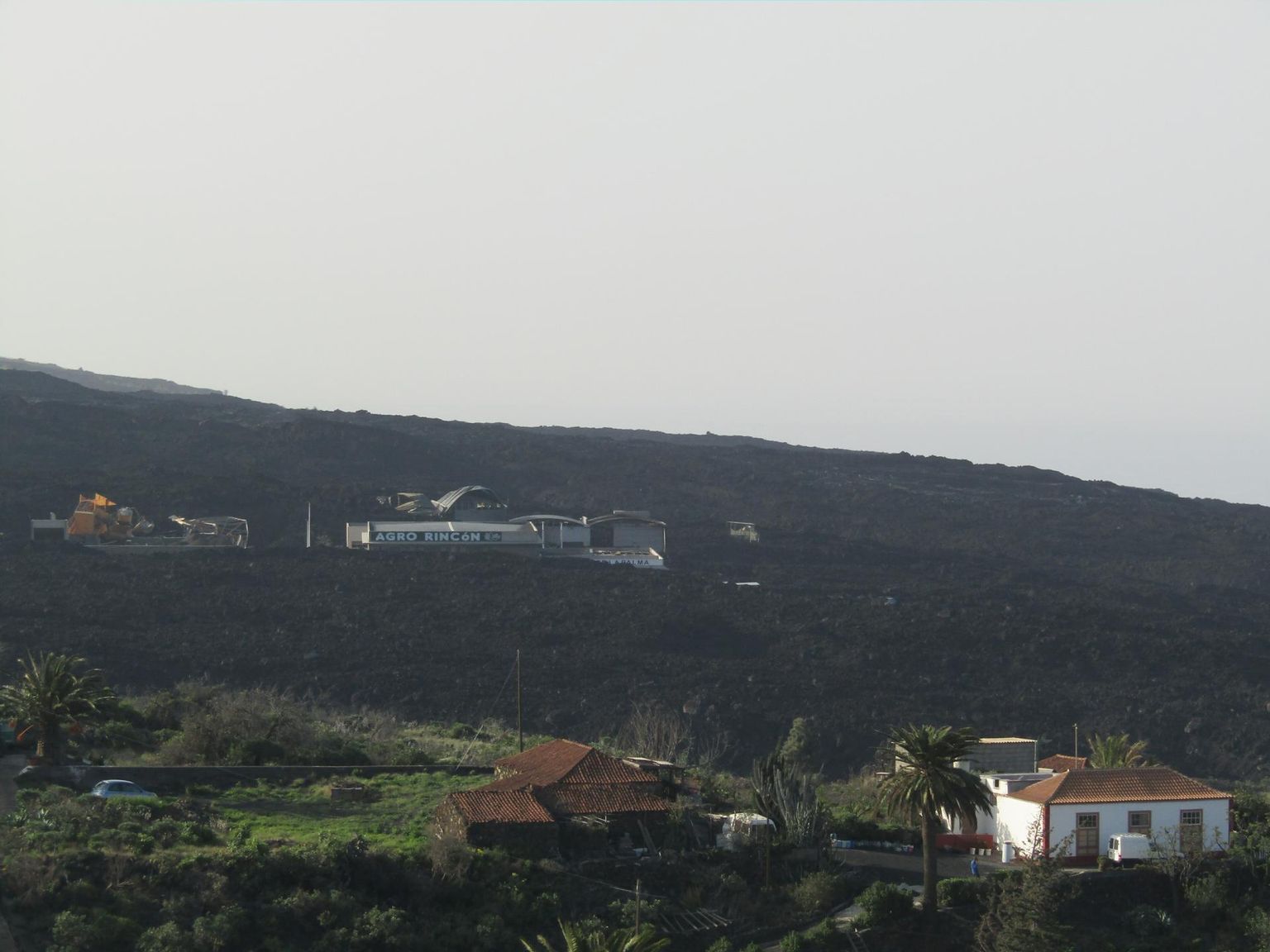 Laavavoo teele jäänud suur põllumajandussaaduste töötlemise tsehh La Palma lääneosas. 