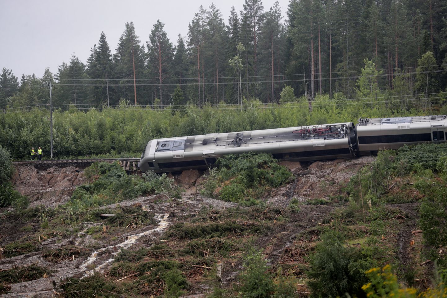 Iggesundi ja Hidksvalli vahel rööbastelt maha sõitnud rong.