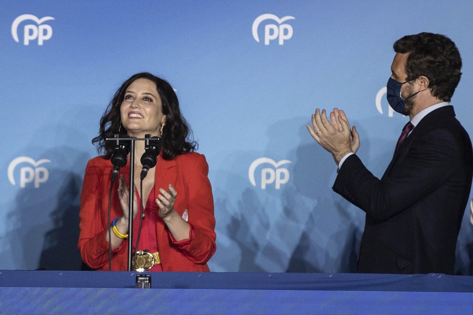 Rahvapartei liider Pablo Casado õnnitlemas Isabel Díaz Ayusot valimisvõidu puhul. 