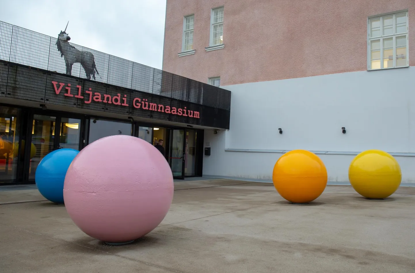 Viljandi gümnaasium saatis täna õpilased koju ja vähemalt homme jätkatakse e-õppega.