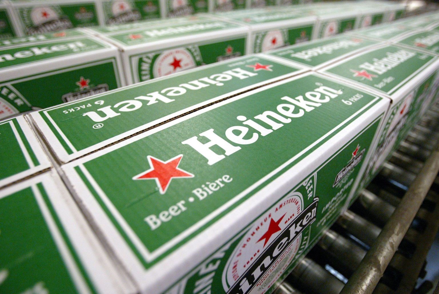 Punatäht Heinekeni õllekastidel