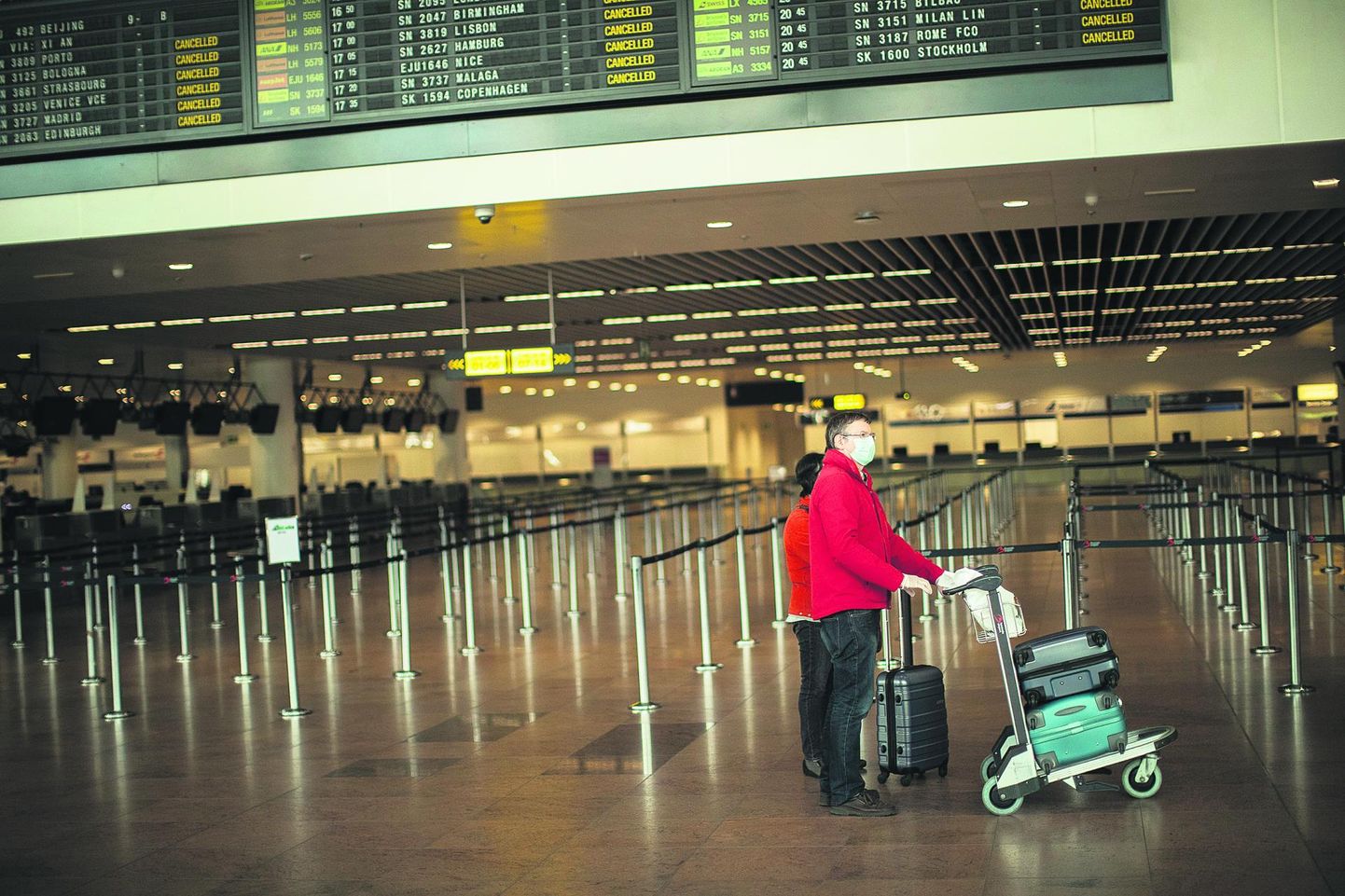 Viimase kahe aasta vältel on lennujaamad olnud kohati üsna inimtühjad. Nüüd on aga reisijad naasmas ja teatud olukordades litsutakse inimesed üksteisele väga ligi. Fotol üksik reisija mullu Brüsseli lennuväljal.