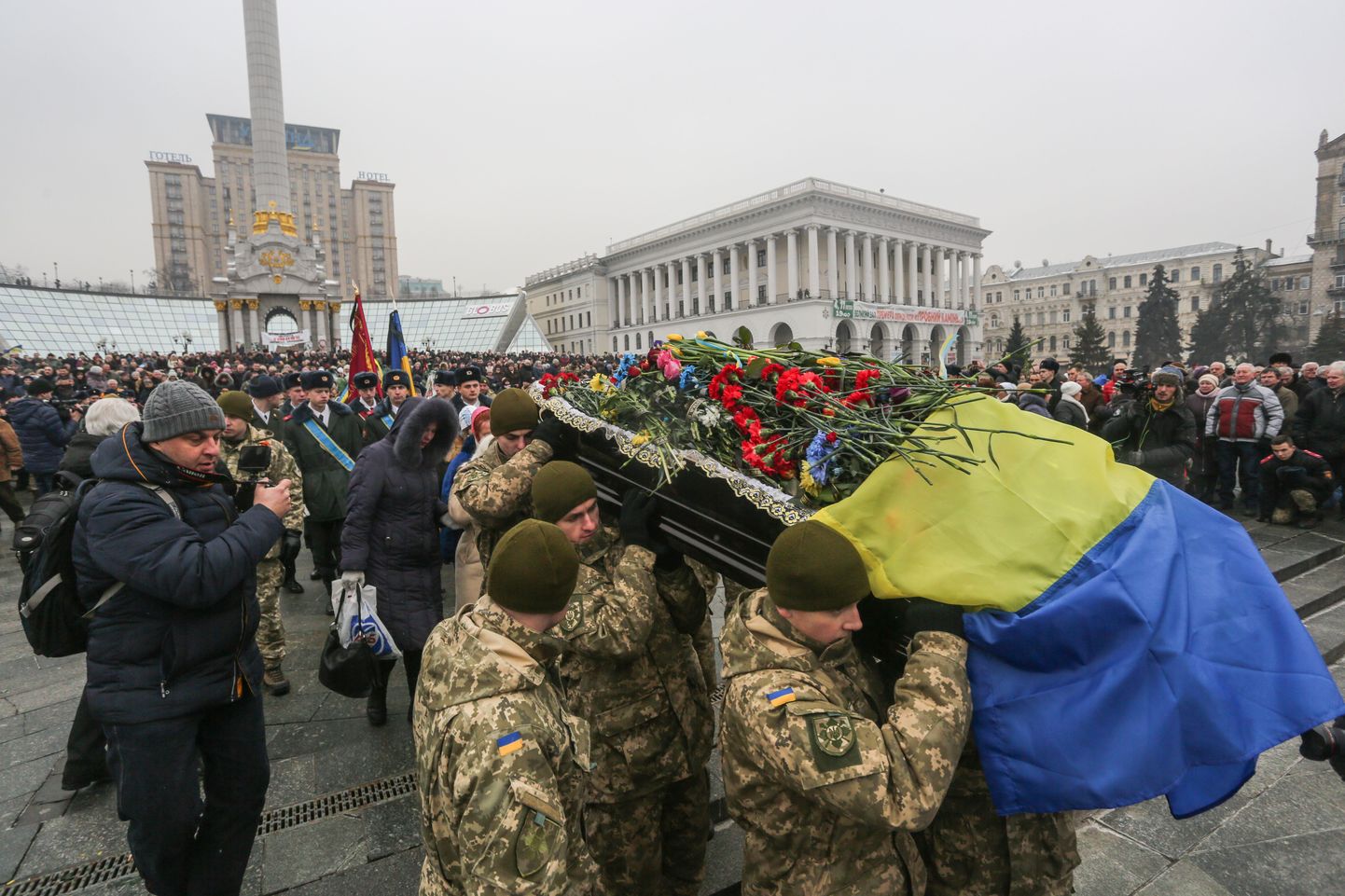 Ukraina sõdurid jätmas hüvasti jaanuarikuistes lahingutes Avdijivka pärast langenud relvavennaga.
