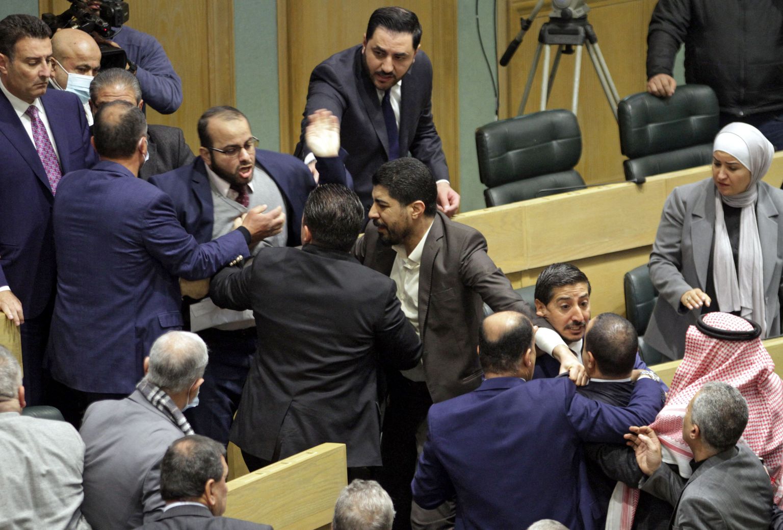 Põhiseaduse muudatuste arutamine ajas Jordaania parlamendisaadikud eile sedavõrd vihale, et käiku lasti ka rusikad.