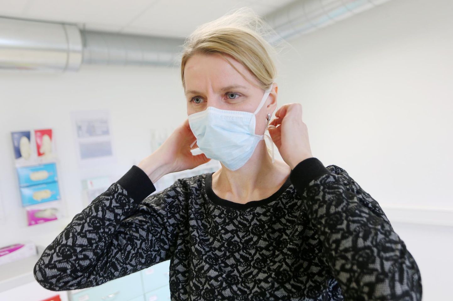 Преподаватель Тартуской высшей школы здравоохранения и медсестра Клиники ТУ Марит Кильяко показывает, как носить защитную маску. И обычная хлопчатобумажная маска все же может отлавливать вирус.