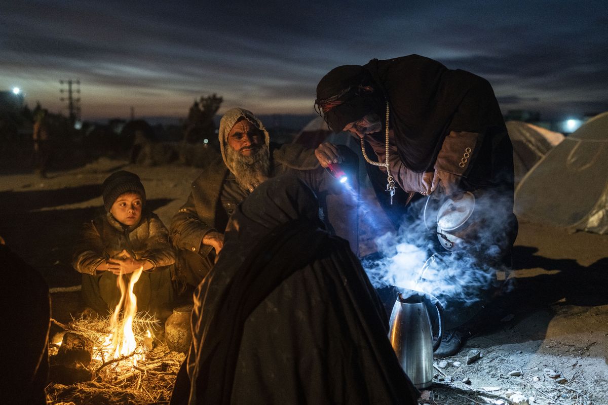 Afganistani pere on laagri üles seadnud Katastroofide direktoraadi kontori kõrval Heratis. Põud sundis umbes 2000 inimest lahkuma oma kodust Allahyari külas Ghori provintsis, et otsida abi kohalikust omavalitsusest Heratis.