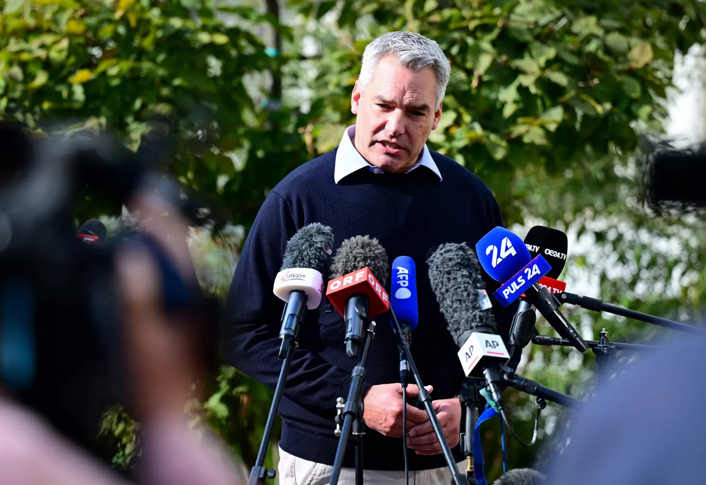 Valitseva konservatiivse Rahvapartei (ÖVP) esimehel ja kantsleril Karl Nehammeril tuleb valimistel ilmselt alla vanduda paremäärmuslastele. Nehammer räägib sel 29. septembril tehtud fotol Viinis valimisjaoskonna juures ajakirjanikega.