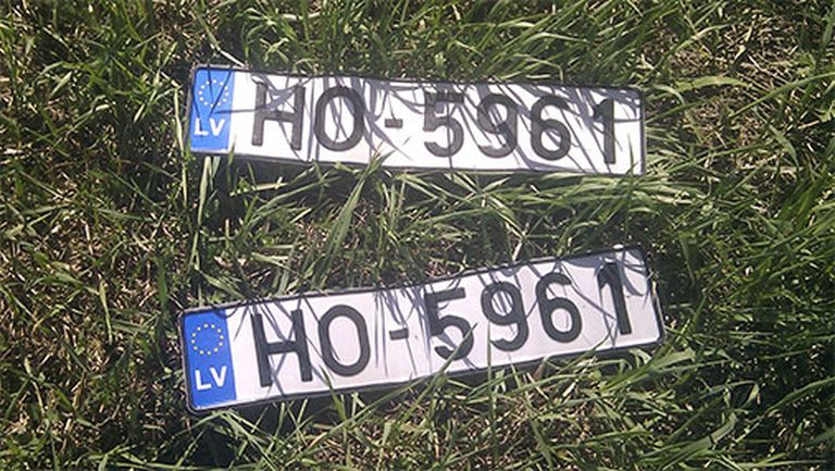 "Latvijas Dzelzceļa" darbinieki lūdz atsaukties attēlā redzamo automašīnas numura zīmju īpašnieku 