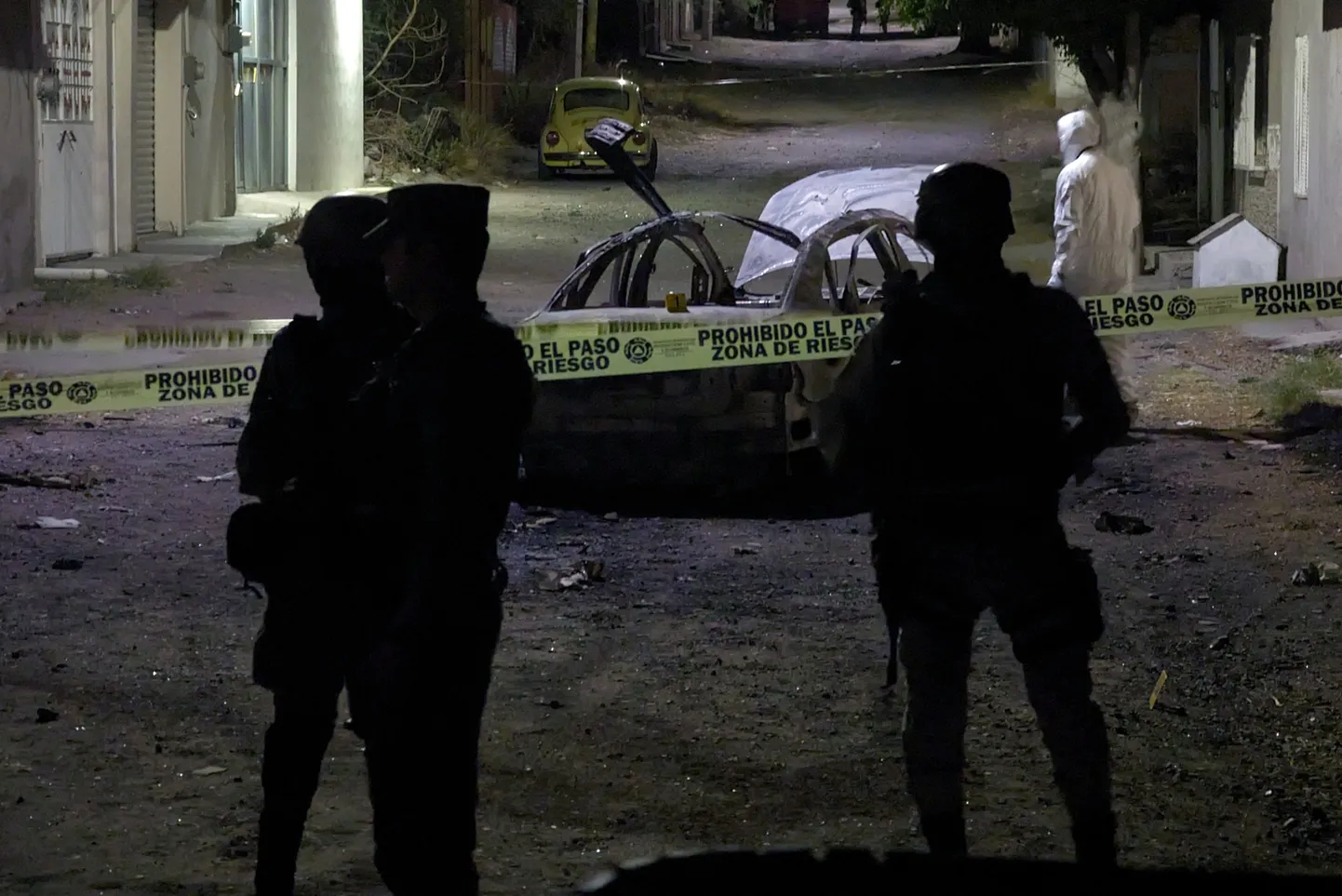 Mehhiko rahvuskaardi liikmed peavad valvet Guanajuato osariigis Celayas, kus juuni lõpus kärgatas kartelli kättemaksurünnakus autopomm, mis vigastas raskelt nelja julgeolekutöötajat, kes olid parasjagu inspekteerimas mahajäetud ja kuulidest sõelapõhjaks lastud autot. Sarnaselt julgeolekutöötajatega on oma töö tõttu pidevas ohus ka ajakirjanikud. Pilt on illustreeriv.