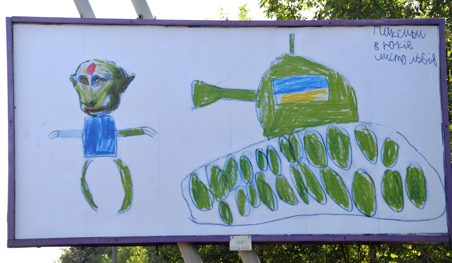 Väikse Ukraina poisi tehtud joonistusest tehtud plakat Lvivis.