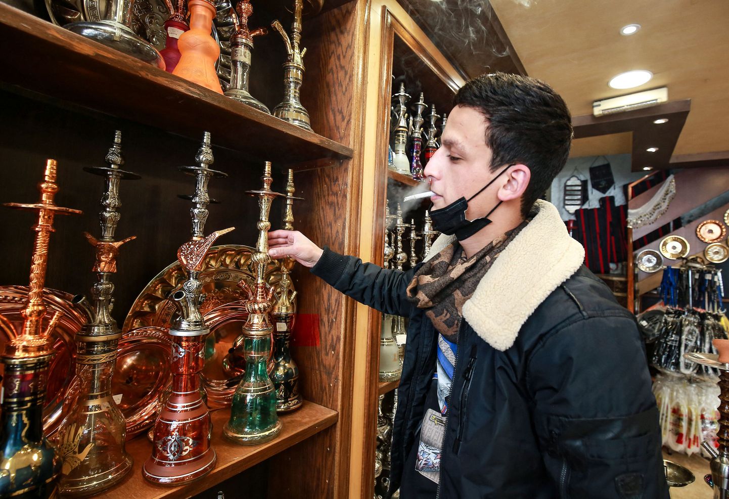 24-aastane Mounir Shana töötab vesipiipe müüvas kaupluses ning suitsetab ühe sigareti teise järel ka tööpostil olles.