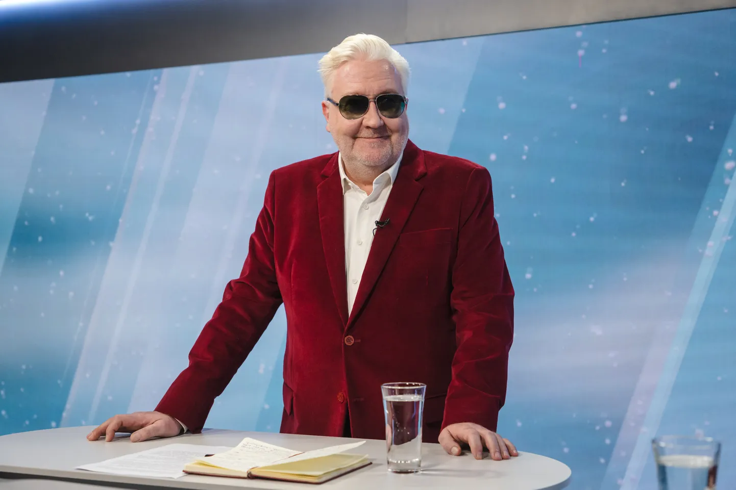 Saade «Otse Postimehest». Stuudios on Marek Reinaas. Saatejuht on Jelena Poverina.
