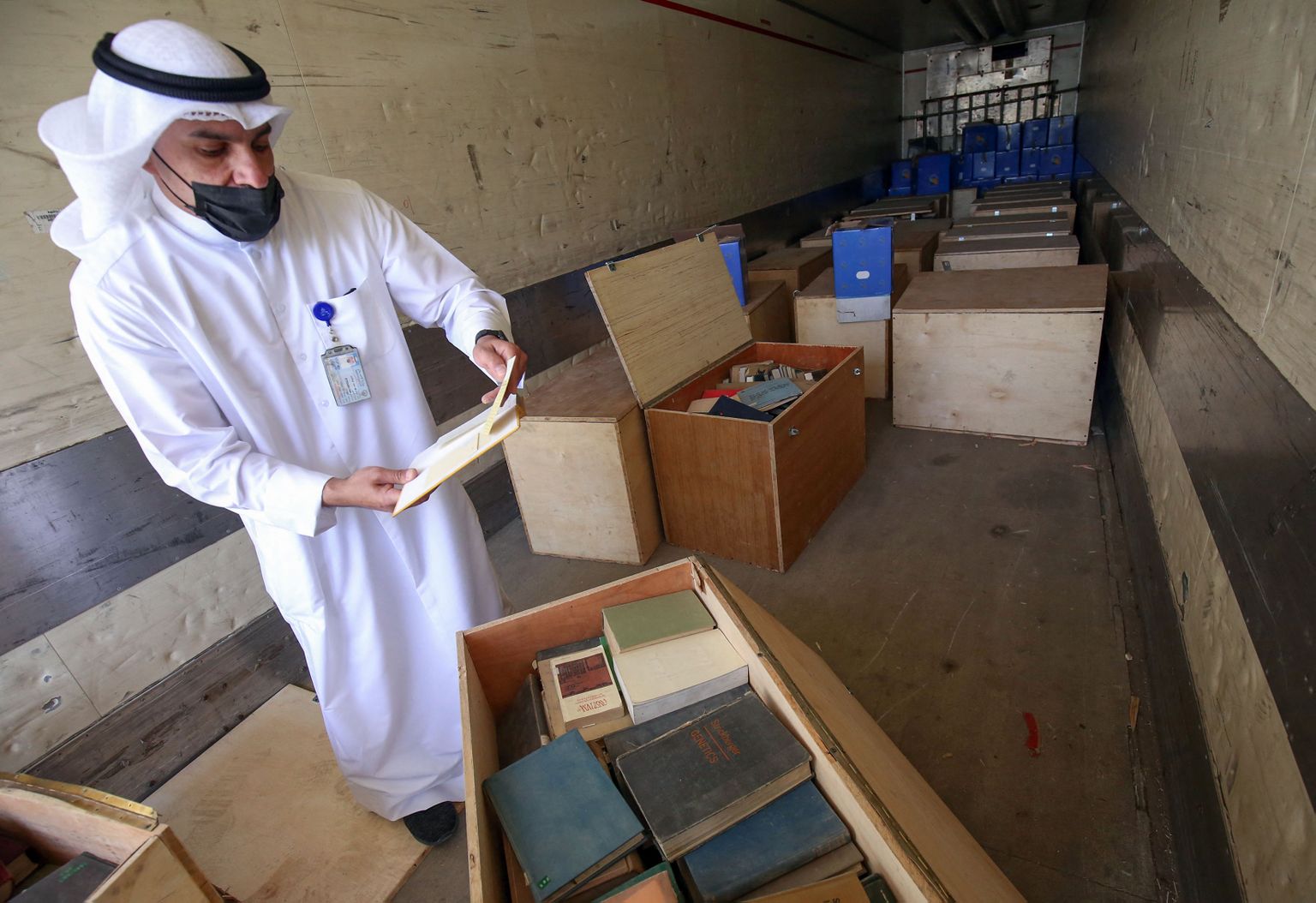 Kuveidi infoministeeriumi töötaja uurib kaste Kuveidi arhiivide raamatute ja dokumentidega, mille Iraak 1990. aasta invasiooni ajal kaasa viis ja nüüd tagastas.