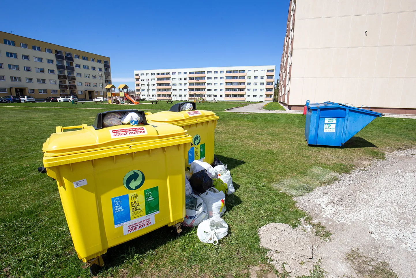 Uued plastist pakendikonteinerid enam korraga suures koguses prügi ei mahuta. Nendesse tuleb pakendid ava kaudu sisse pista ükshaaval. Paljud pakenditoojad seda teha ei viitsi ja jätavad kotid prügiga hoopis konteinerite kõrvale. Seaduse järgi ei tohi seda teha ning need minutid võiks siiski leida, kui juba nii tubli on oldud, et pakendeid on eraldi sorditud. Siniseid vanapaberikonteinereid näeb nüüd linnapildis oluliselt vähem.
