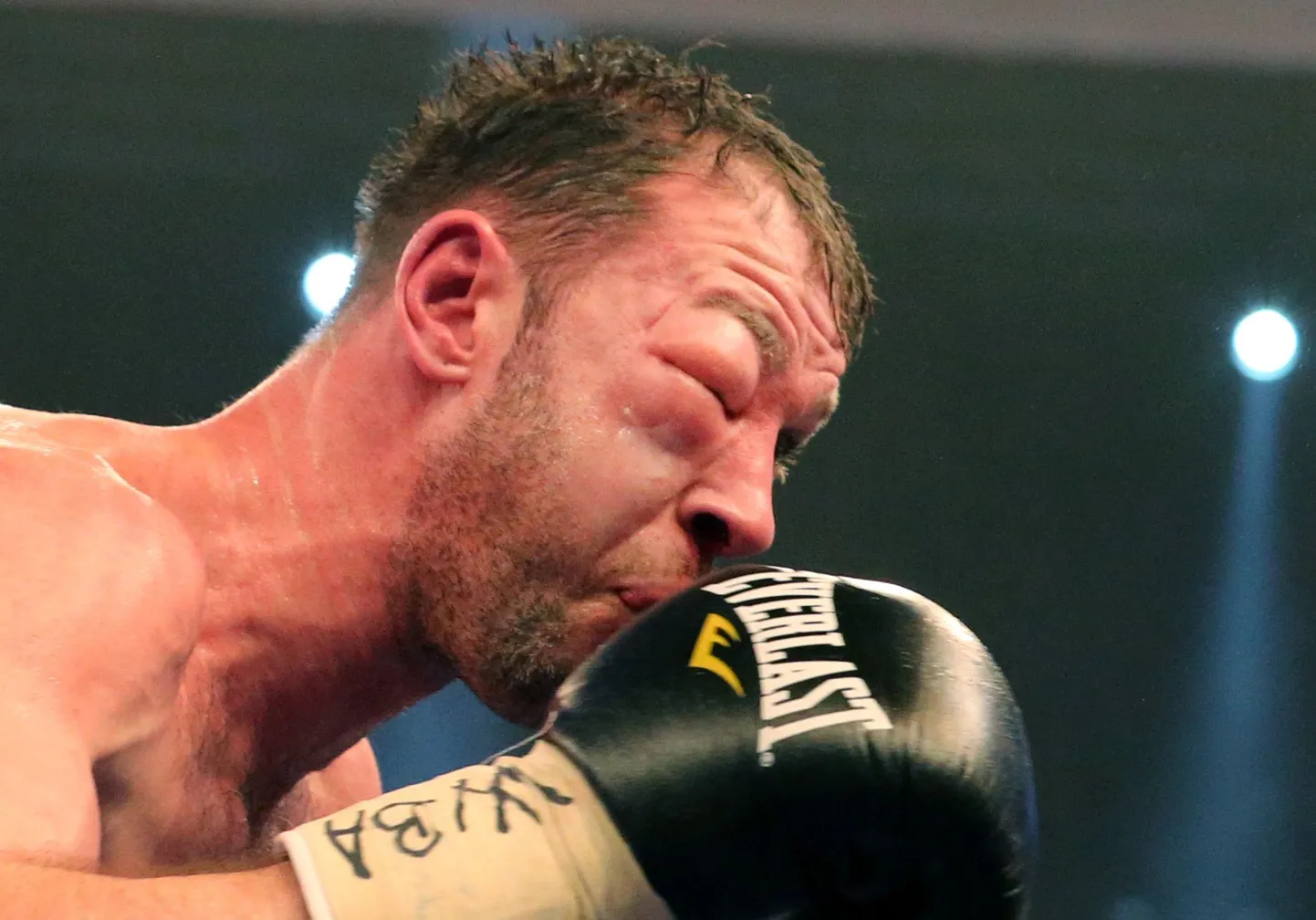 Enzo Maccarinelli parem silm paistetas matši ajal täiesti kinni.