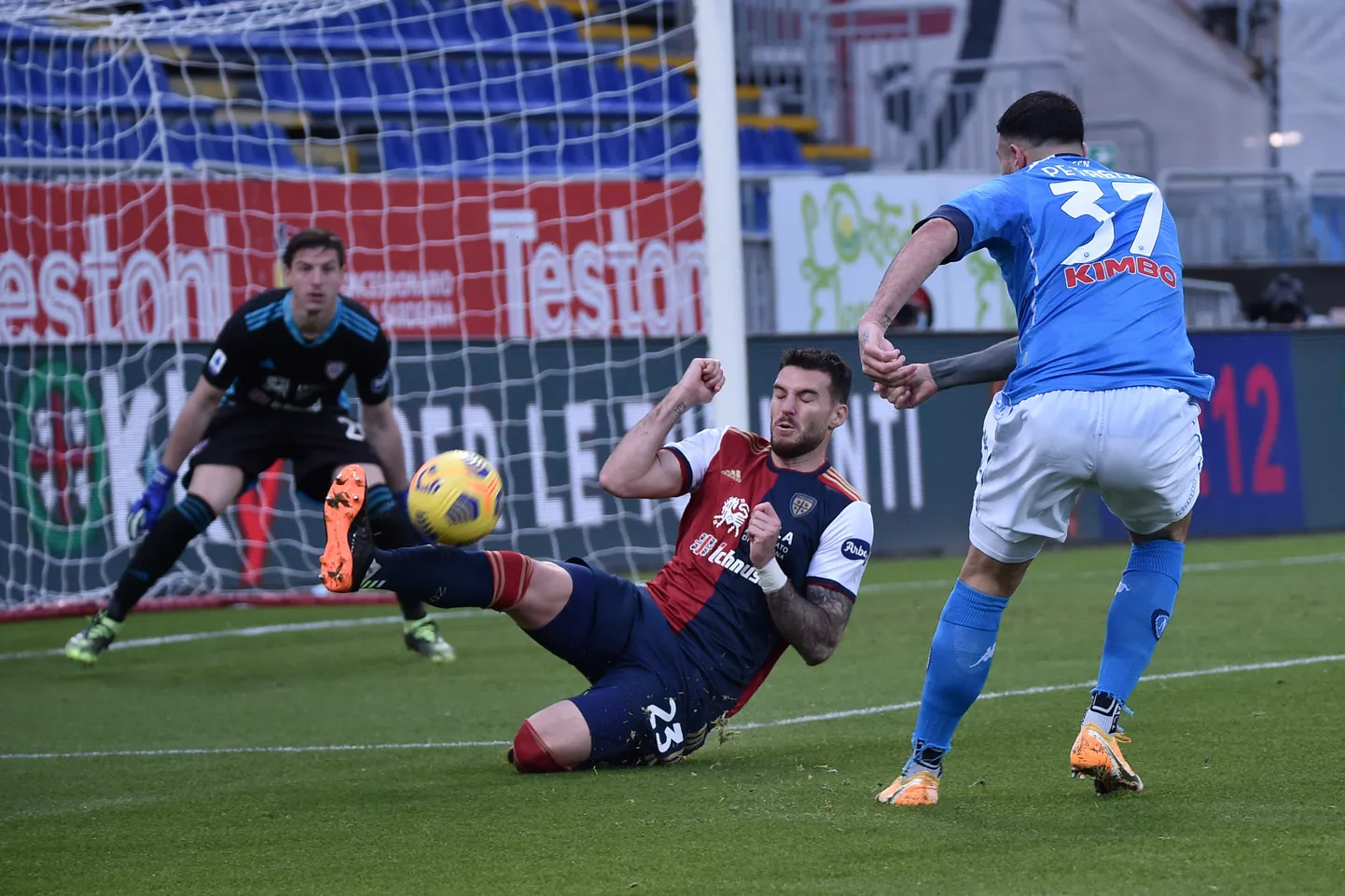 Napoli (sinises) pani võõrsil Cagliari paika.