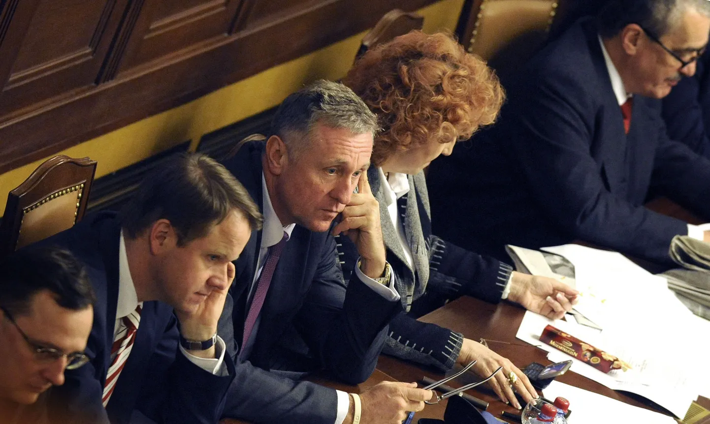 Tšehhi valitsusliikmed, teiste seas peaminister Mirek Topolánek, ootamas umbusaldushääletuse tulemusi parlamendis.