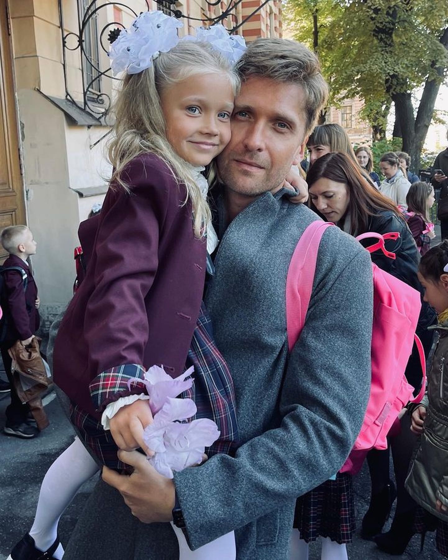 Таллиннец, известный российский актер Дмитрий Пчела привел дочку в первый класс в одну из школ Санкт-Петербурга
