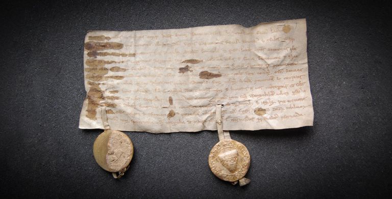 Tallinna rae (vasakul) ja Taani kuninga asehalduri pitseriga varustatud kiri Lübeckile aastast 1257 (?) on esimene teadaolev aineline jälg pitsati kasutamisest linnavõimu poolt. Pitsat ise ei ole säilinud.