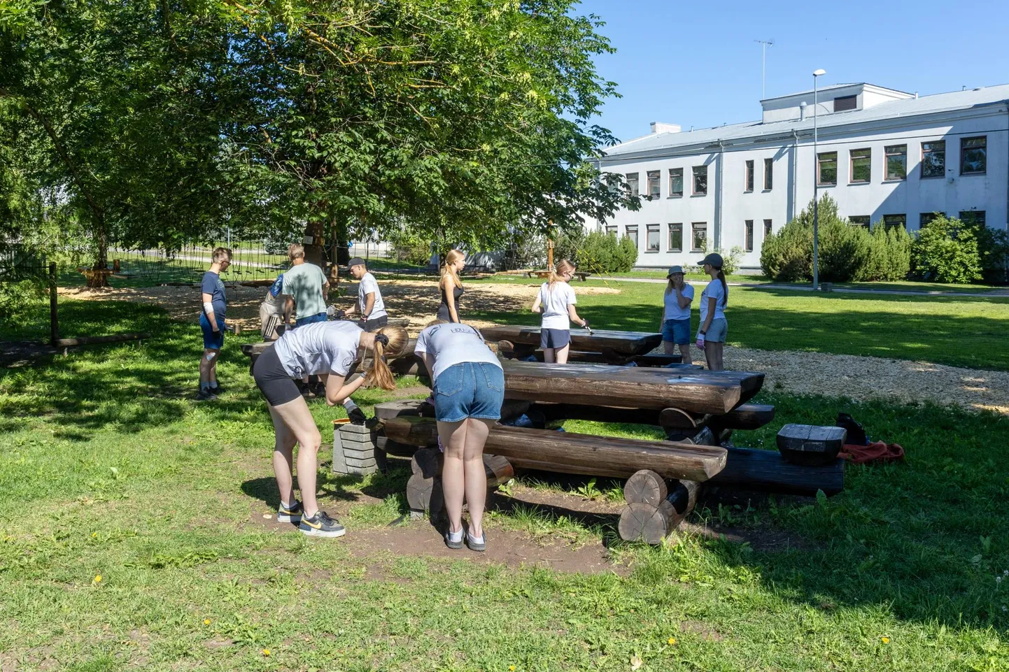 Rakvere linna malevlased võõpavad õues pinke.