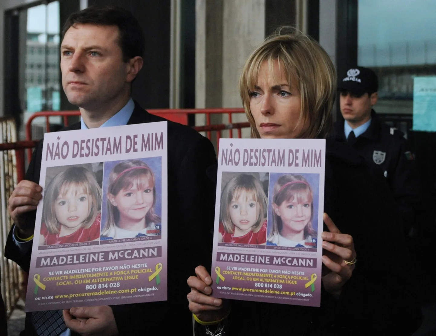 Gerry ja Kate McCann näitamas Madeleine`i pilti, mis pärineb kadumise eelsest ajast ja politsei tehtud arvutipilti, milline ta võib välja näha nüüd