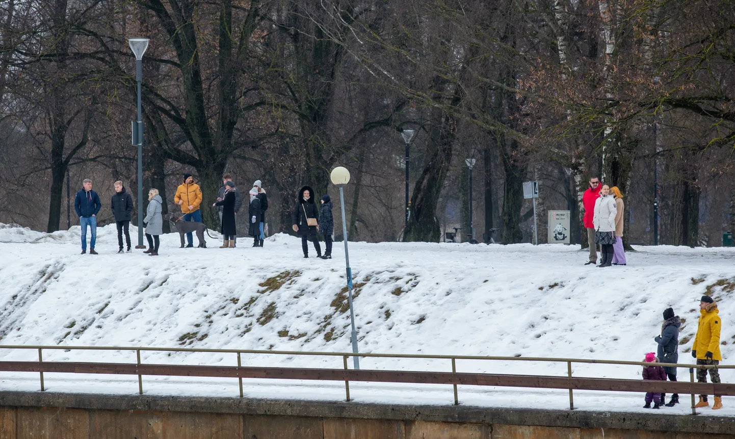 Tartu inimesed Emajõe veerel. Oluline on distantsi hoida.