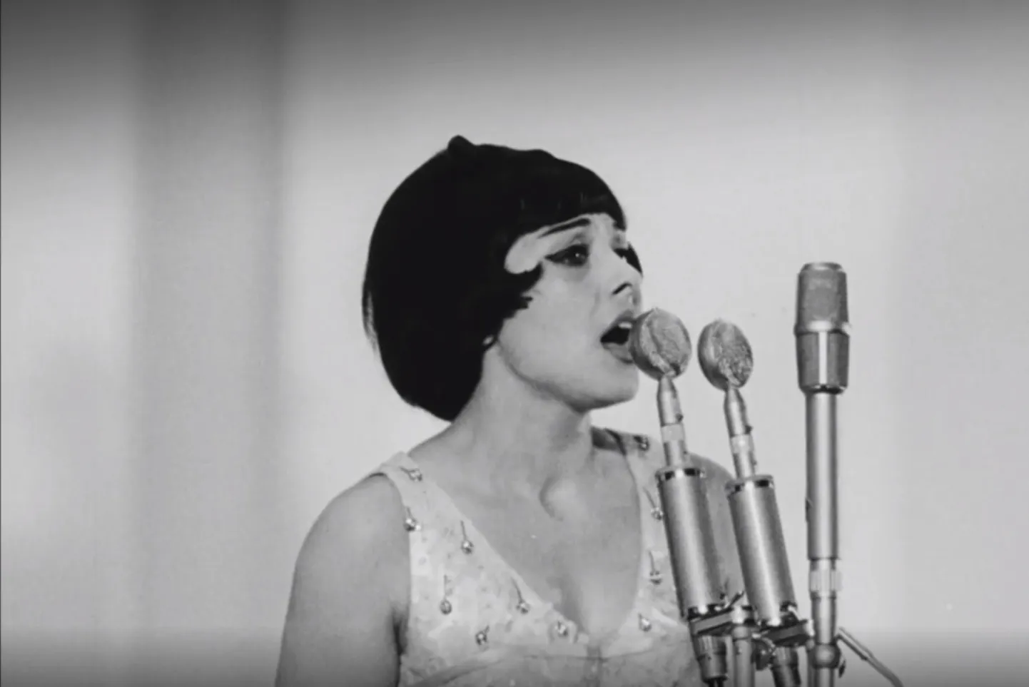 Giuli Tšoheli esines Tallinna jazzifestivalil 1967. Ülevaade sellest festivalist vaadatav arhiiv.err.ee.