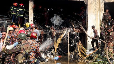 Bangladešas armijas mācību lidmašīnas avārijā vismaz 16 bojāgājušie