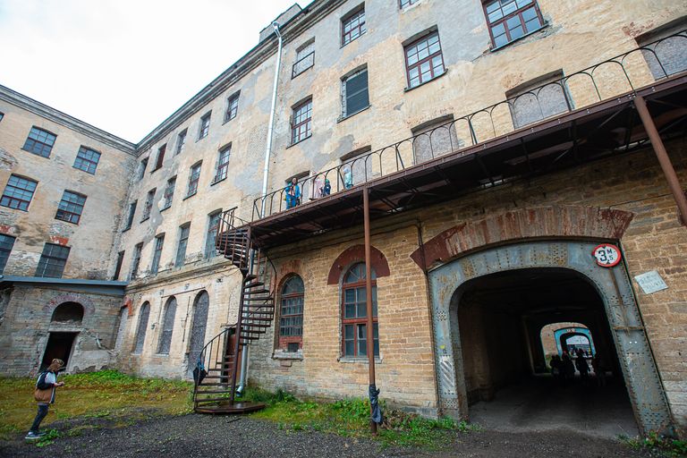 Здания и дворы бывших текстильных фабрик Кренгольма по плану должны стать благоустроенным и современным культурным кварталом "Manufaktuur".