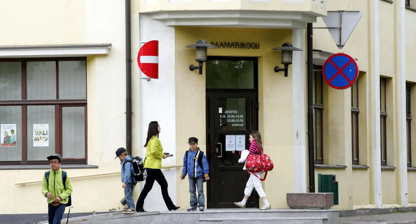 Lääne-Virumaa keskraamatukogus vahetatakse aknaid.