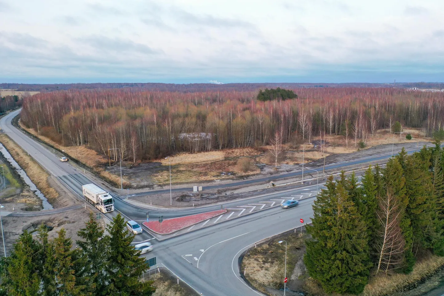 Hiiu kinnistu asub Audru ringraja kõrval Lihula maantee ääres.