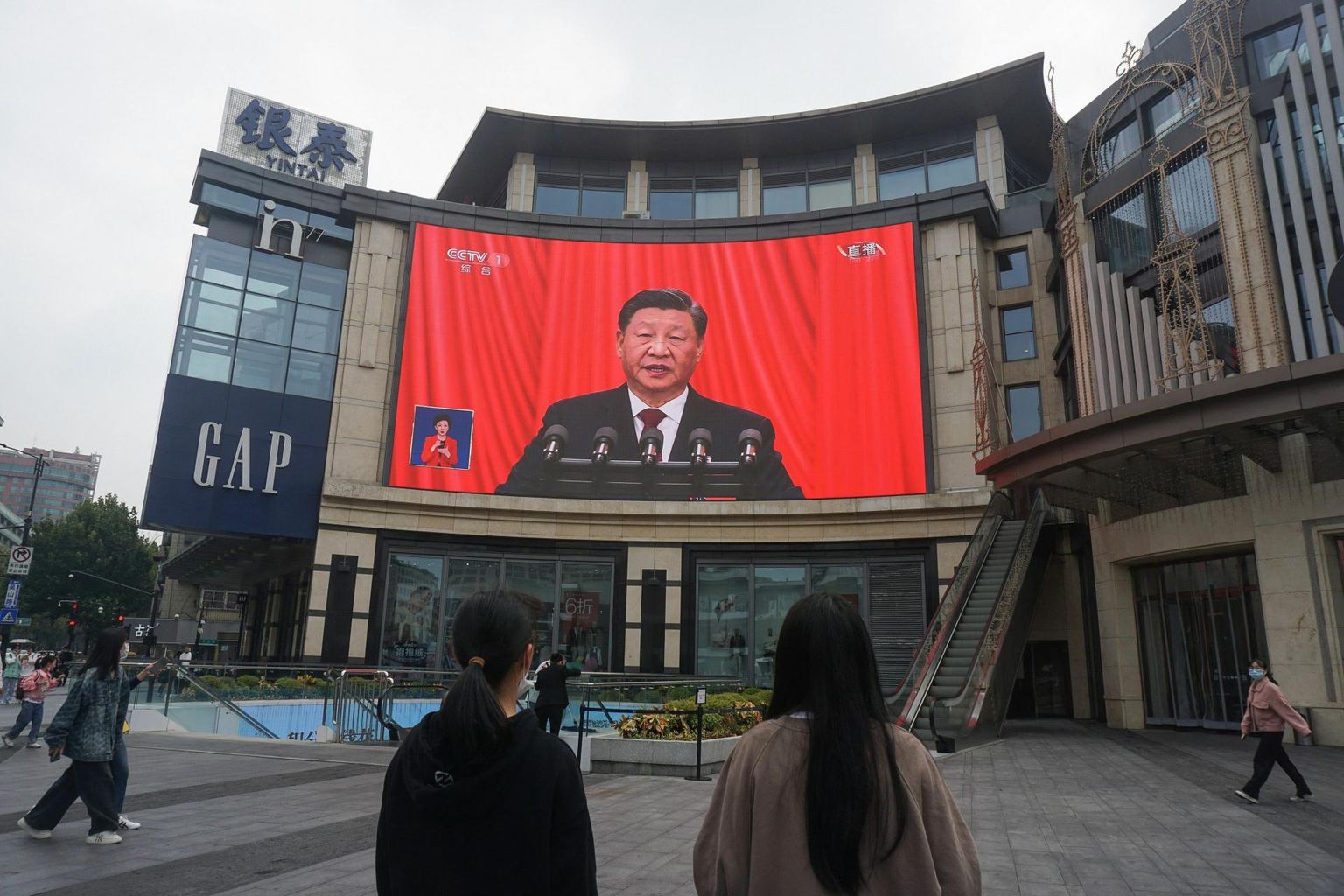 Inimesed vaatasid eile Hiina idarannikul asuvas Hangzhou linnas ekraanilt president Xi Jinping kõnet kommunistliku partei kongressi avaistungil. 