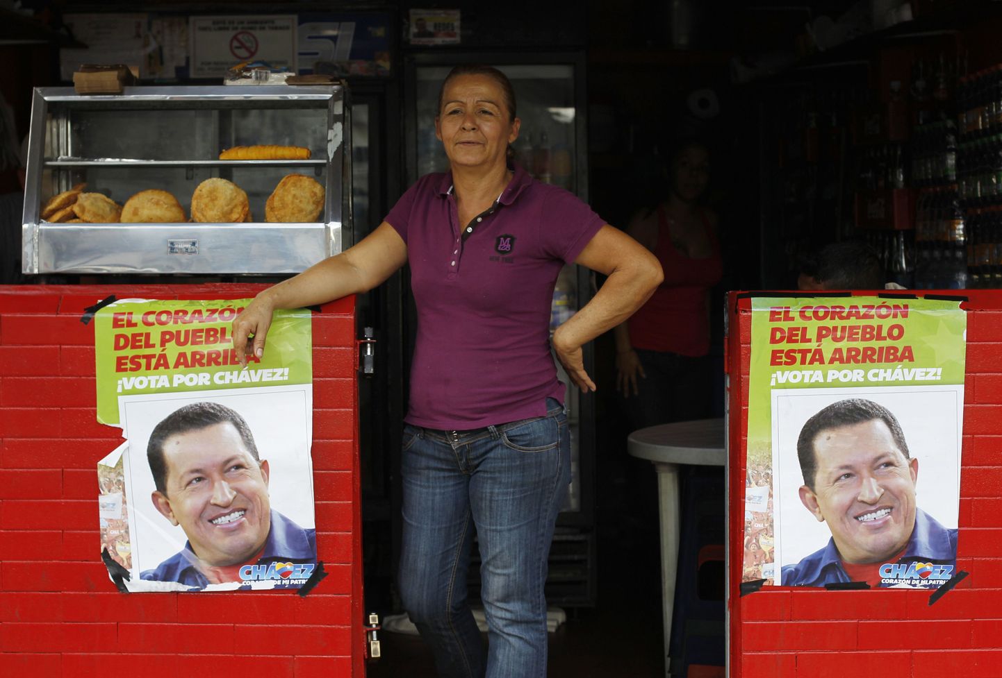 Venezuela presidendi Hugo Cháveze pildiga plakatid restoranis, mis asub sõjaväehaigla vastas, kus riigipead ravitakse.