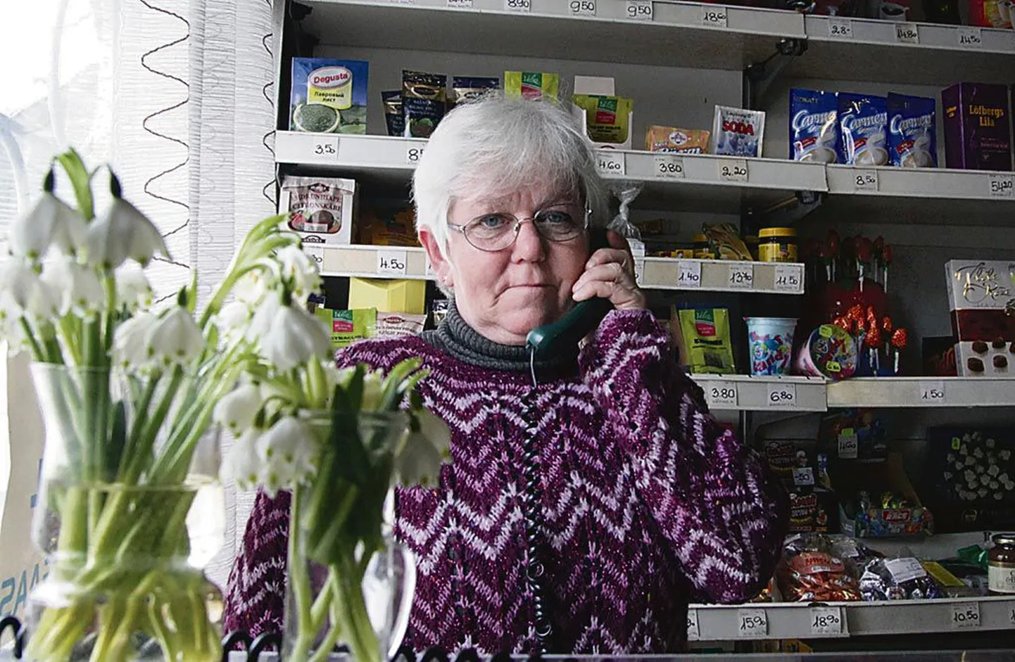 "Kaup tuleb meile kaks korda nädalas, kui vaja, võib laupäevalgi leiba võtta, kuigi  pühapäeval ja esmaspäeval oleme kinni," seletab Kanaküla poe müüja Tiina Männik.