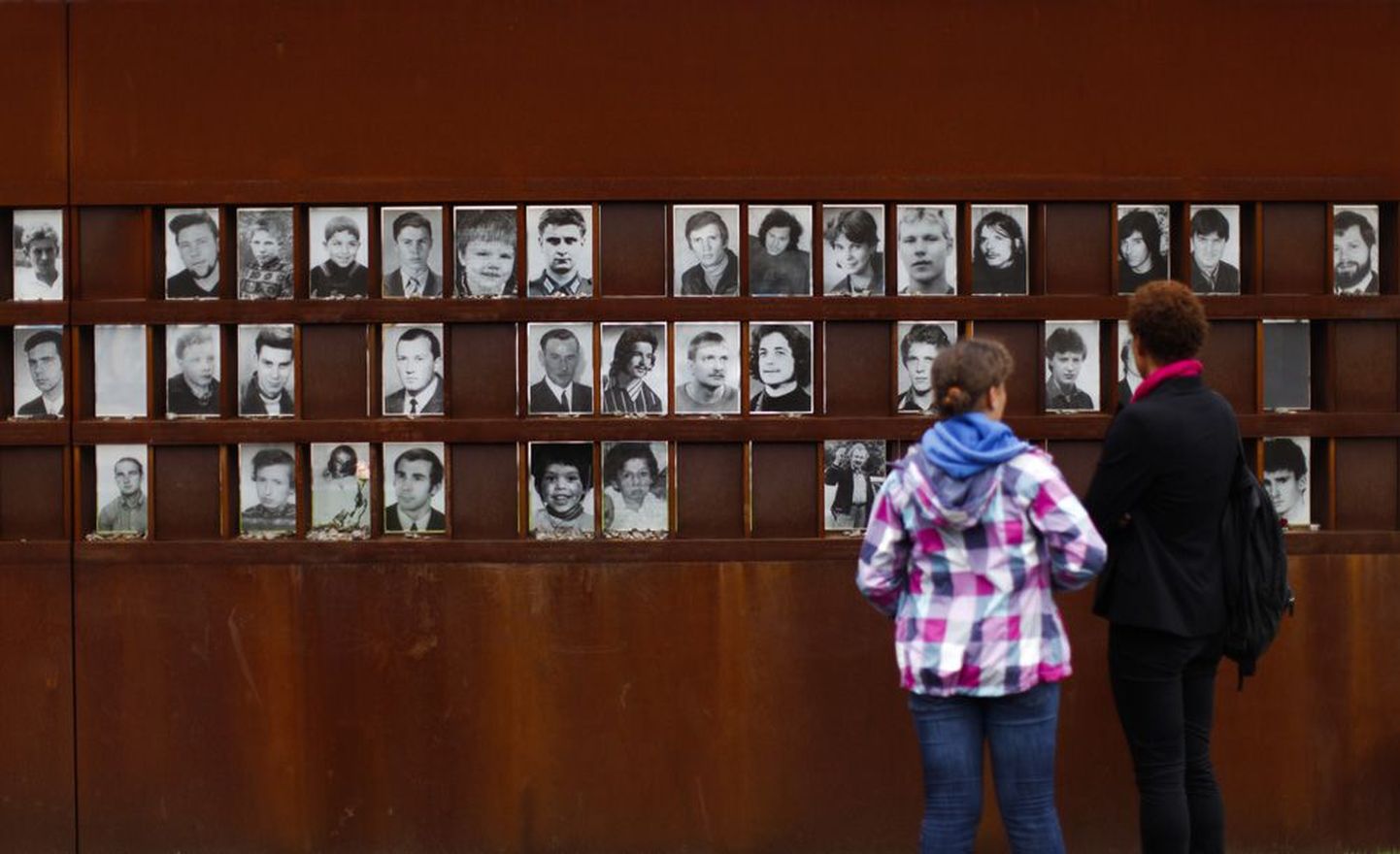 Fotod Berliini müüri memoriaalil meenutavad tänini inimesi, kes üritasid Ida-     Saksamaalt läände pääseda, kuid pidid selle ürituse käigus jätma oma elu.